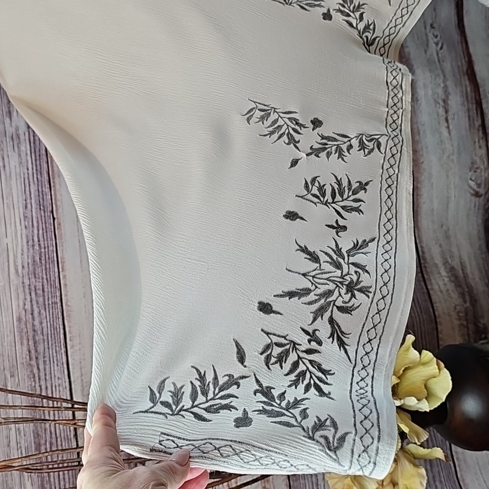 NEW LEAF GARLAND GRAY EMBROIDERED OPEN FRONT KIMONO - Picture 8 of 12